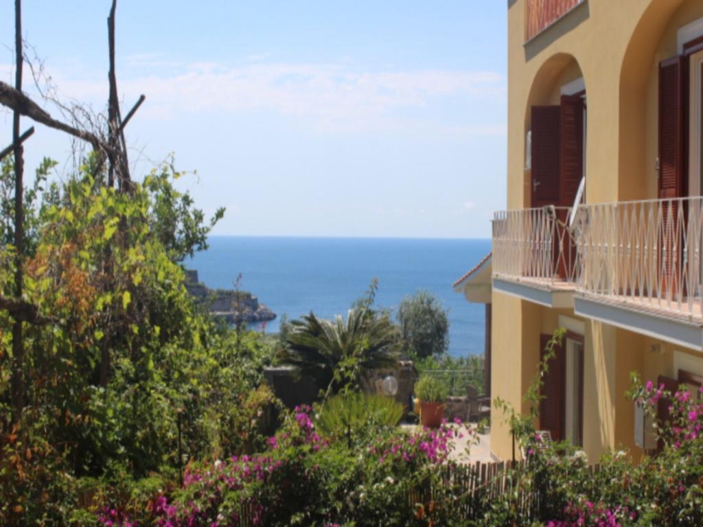 Faraglioni Di Sorrento Guesthouse חדר תמונה